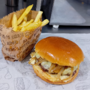 PÃO BRIOCHE,  MAIONESE,  CARNE ARTESANAL 150G,  QUEIJO MUSSARELA,  CEBOLA CARAMELIZADA. ACOMPANHA FRITAS.