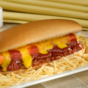 PÃO,  DUAS SALSICHAS,  MOLHO,  MILHO,  UVA PASSAS,  CENOURA,  BETERRABA,  BATATA PALHA,  QUEIJO PARMESÃO,  OVO DE CODORNA,  ORÉGANO.