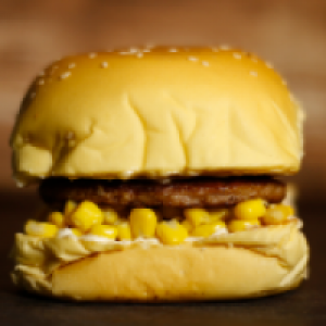 pão,  maionese,  2 carnes 56g,  milho,  batata frita ou palha