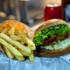 PÃO BRIOCHE,  MAIONESE,  CARNE ARTESANAL 180G,  QUEIJO MUSSARELA,  PICLES,  ALFACE AMERICANO,  TOMATE. ACOMPANHA FRITAS.