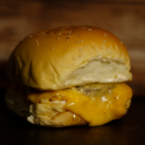 pão,  2 carnes 56g,  maionese,  queijo,  milho,  ovo de codorna,  batata frita ou palha