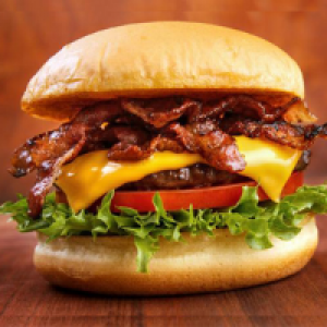 pão,  2 carnes 56g,  maionese,  queijo,  bacon,  tomate,  alface,  ovo de codorna,  milho,  batata frita ou palha