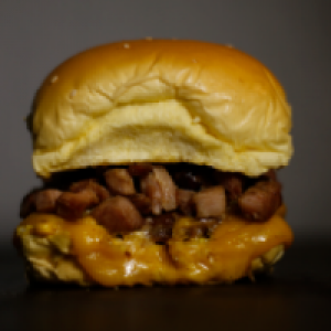 pão,  2 carnes 56g,  maionese,  queijo,  bacon,  milho,  ovo de codorna,  batata frita ou palha