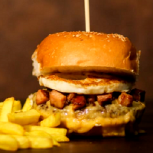 pão,  2 carnes 56g,  maionese,  queijo,  bacon,  ovo,  milho,  ovo de codorna,  batata frita ou palha