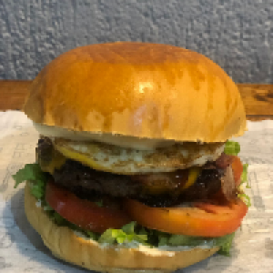 pão,  2 carnes 56g,  maionese,  pomarola,  orégano,  queijo,  presunto,  tomate,  alface,  milho,  ovo de codorna,  batata frita ou palha