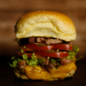 pão,  contra filé 100g,  maionese,  pomarola,  orégano,  queijo,  presunto,  milho,  alface,  tomate,  cebola,  ovo de codorna,  batata frita ou palha