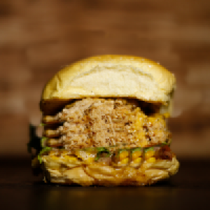 pão,  filé de peito 100g,  maionese,  queijo,  milho,  ovo de codorna,  batata frita ou palha