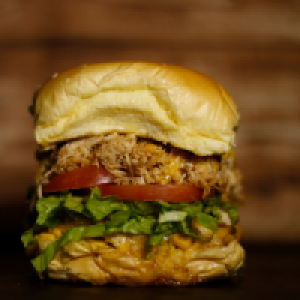 pão,  filé de peito 100g,  maionese,  alface,  tomate,  milho,  ovo de codorna,  batata frita ou palha