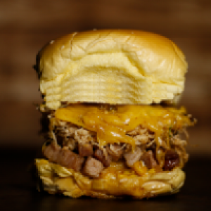 pão,  filé de peito 100g,  maionese,  bacon,  milho,  ovo de codorna,  batata frita ou palha