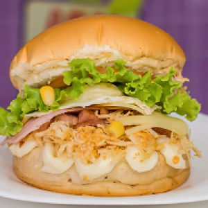 pão,  frango desfiado 100g,  maionese,  queijo,  presunto,  bacon,  ovo,  alface,  tomate,  milho,  ovo de codorna,  batata frita ou palha 