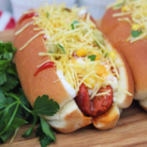 1 salsicha,  milho,  batata e orégano. 