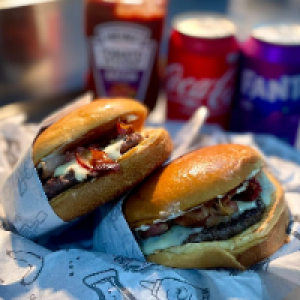 PÃO BRICHE SELADO NA CHAPA,  BLEND ANGUS 80G SMASH,  QUEIJO MUSSARELA E 2 FATIAS DE BACON. 